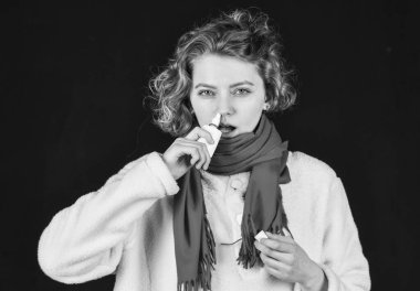 Burun damlası. Solunum hastalığı. Sinüzit tedavisi. Sinüzit teşhisi. Burnun akıyor. İltihaplı burun sinüsü. Kronik sinüzit. Soğuk algınlığı belirtileri. Hasta kız mukoza zarını nemlendirir.