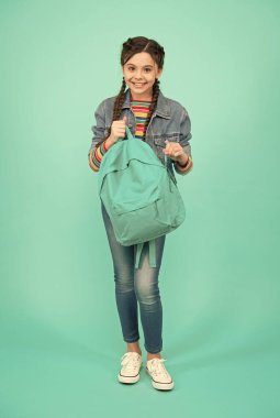 Bilgi torbası. Mutlu çocuk ağır mavi sırt çantasına sahip. Bilgi toplama günü. Okula dönelim. Eğitim ve öğrenim. Özel ders. Başla. 1 Eylül. Bilgi becerileri
