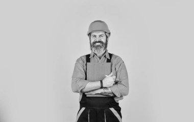 Teftiş. Kontrol konsepti. Belgelerle ustabaşı. İnşaat malzemeleri teslimatı. Elinde dosya tutan kasklı bir adam bilgi arıyor. Tadilat için malzeme al. Sakallı bir dükkancı. Kontrol Listesi