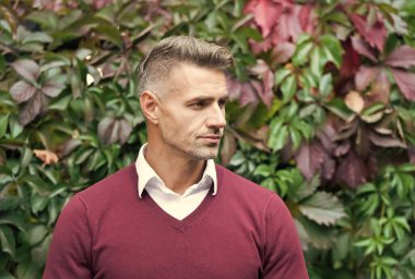 Olgun adamın saçı ağarmış, berber dükkanı var.