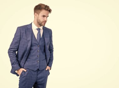 Centilmen kıyafetleri şık beyefendiler içindir. Takım elbiseli yönetici beyazdan izole edilmiş. Erkek terzisi.