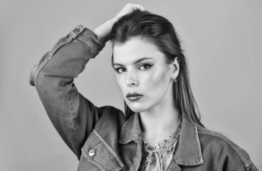 Saç stili ve makyaj. Makyajlı kendine güvenen bir kadın. Zarif makyaj konsepti. Cazibeli bayan, yaklaşın. Moda. Kız güzel makyaj. Güzellik salonu. Sevimli, şık bir kız. Doğal güzellik.