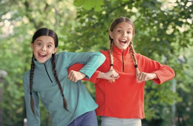 Gün kadar mutlu olmak uzun. Mutlu çocuklar yaz tatilinde dışarıda eğlenir. Mutlu çocukluğun tadını çıkarıyorum. Yaz tatili ve tatiller. Uluslararası Çocuk Günü. Olumlu deneyimler.