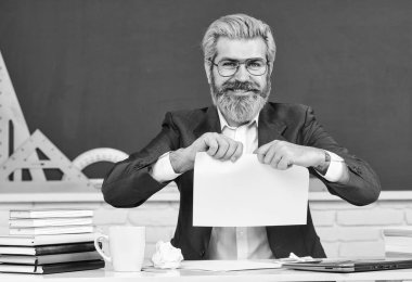 Modern eğitim gereksinimleri. Özel okul reklamları kayıtları artırıyor. Profil belgelerini yok et. Öğretmen kâğıt dosyasını yok ediyor. Sıkı çalış. Bedava eğitim al. Herkes için okul eğitimi