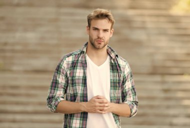 İnsanı en iyi haliyle gösteriyor. Delikanlı. Açık havada yakışıklı bir adam. Sıradan tarzda traşsız bir adam. Erkek giyim mağazası. Erkek gardırobu. Moda modası. Moda tarzı. Kuaför salonu. Berber Dükkanı