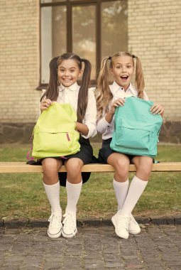 Okulda gelecek inşa ediyoruz. Mutlu çocuklar okula dönsün. Okul modası. Üniforma tarzı. Okul zamanı. Eğitim ve öğrenim. Bilgi toplama günü. Başla. 1 Eylül. Öğrenme ailesi