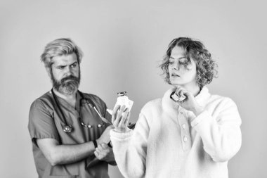 Sağlık sigortası davası. Günlük ilaçlar işte. Reçeteli tedavi. Hasta bir hasta. Tıbbi yardım. Virüs enfeksiyonu belirtileri. Tıbbi tedavi. Etkili tedaviler. Doktor iletişim kadını. Aşırı doz uyuşturucu.