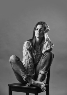 Yalnız hissediyorum. Yalnızlığı hissetmek. Yalnız kadın sandalyeye oturur. Fizyoloji. Güzel yüzlü bir kadın portresi. Kadın moda tarzı. Kızın uzun saçları var. Düşünme konsepti Düşüncelerinde kaybolmuş.