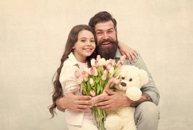 Hayatımın en güzel günü. Mutlu aile bayramı kutluyor. Küçük çocuk ve baba ellerinde çiçekler ve oyuncaklar tutuyor. Tatil kutlaması. Doğum günümüzü kutluyoruz. Hediyelik eşya dükkanı. Oyuncakçı. Çiçek dükkanı. Bahar tatili