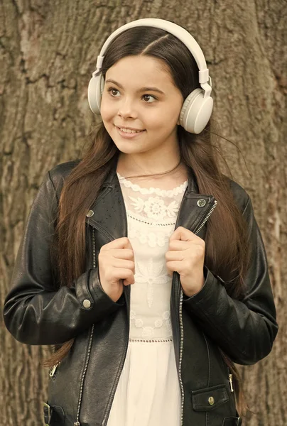 Hipster-Mädchen hören Musik moderne Kopfhörer Natur Hintergrund, unbeschwerte Kindheit Konzept — Stockfoto