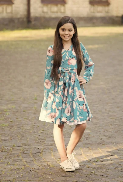 Adorable chica de pelo largo sonriente cara fondo urbano al aire libre, elegante concepto de atuendo — Foto de Stock