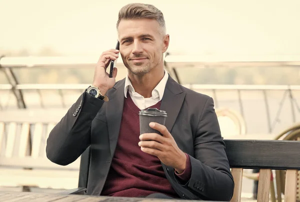 Snygg affärsman prata på mobiltelefon dricka take eaway kaffe kopp, dricka — Stockfoto