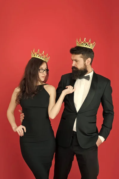 Rijke man en vrouw. Trots en erkenning. Het feest van het bal. Luxe levensstijl. Wij zijn familie. Koninklijke band. Beroemd persoon. Aantrekkelijke koningin en grote baas genieten van luxe. Zakelijk koppel dragen luxe kronen — Stockfoto