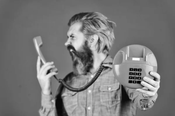 髭を生やした男の電話の会話。レトロな電話だ。古い技術だ。マネージャー電話ダイアログ通信。電話してくれ。交渉は成功だ。脚本は？。応答機だ。リード世代専門家 — ストック写真