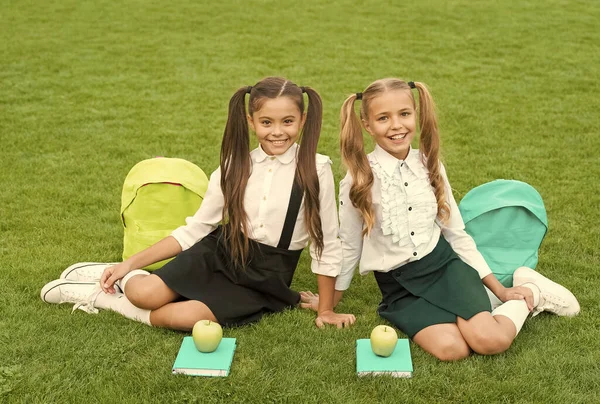 School vrienden ontspannen na de lessen op het schoolplein, soulmates concept — Stockfoto