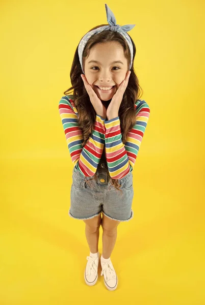 Estilo de vida divertido menina longo cabelo denim macacão, conceito de verão — Fotografia de Stock