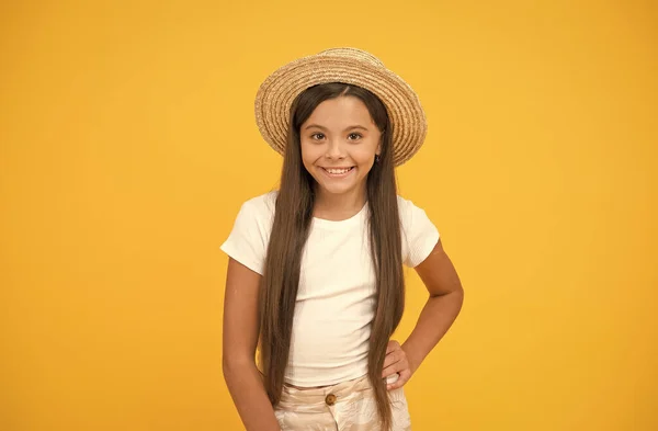 Pura belleza. estilo playa para niños. su tiempo de vacaciones. felices vacaciones de verano. listo para relajarse. Sólo me divierto. viajar a Hawai. aloha. niño retro. moda de verano adolescente chica. poca belleza en sombrero de paja —  Fotos de Stock