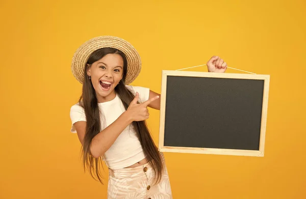 Liten flicka sommar stil hålla blackboard meddelande kopiera utrymme, happy hours koncept — Stockfoto