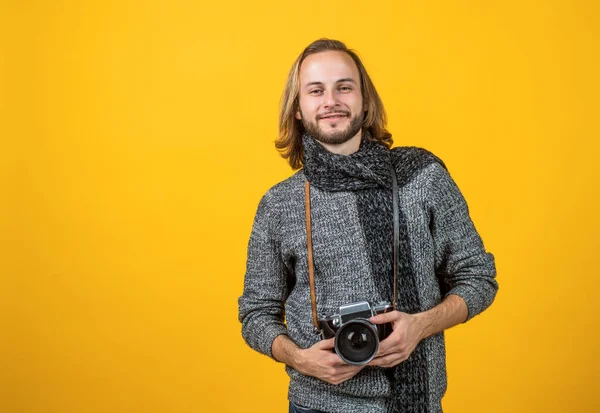 A true shutterbug. Photographer yellow background. Photographer hold photo camera. — Stock Photo, Image