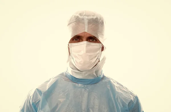 Covid-19 e assistenza sanitaria. uomo protetto con maschera medica respiratore. medico indossare il costume di sicurezza. igiene durante la pandemia di coronavirus. scienziato che crea il vaccino antivirale. epidemia. quarantena — Foto Stock