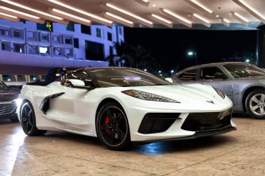 Palm Beach, Florida USA - 22 Mart 2021: Beyaz Chevrolet Chevy Corvette. köşe görünümü.