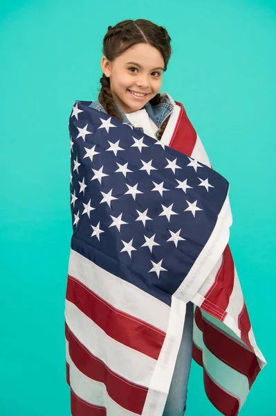 Concept patriotique. Petite Américaine. Fête de l'indépendance. Joyeux enfant. Fiers de ma patrie. Jour férié de l'indépendance. Les Américains célèbrent la fête de l'indépendance. Petite fille avec drapeau des États-Unis — Photo