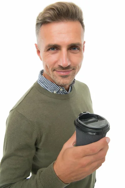 Rituales diarios. Un tipo guapo mantiene el café aislado en blanco. Feliz hombre maduro disfrutar del café. Taza de papel. Café para llevar. Es un placer. Bebida de café favorita. Sin cafeína. Capuchino perfecto —  Fotos de Stock