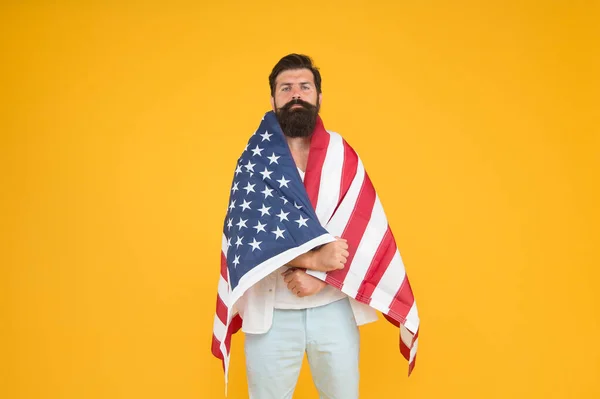 Tożsamość kulturowa. Amerykanin świętuje Dzień Niepodległości. 4 lipca. Amerykańskie obywatelstwo. Hipsterzy trzymają amerykańską flagę. Koncepcja wolności. Poznaj USA. Podróż. Mniejszości narodowe. Pochodzenie etniczne — Zdjęcie stockowe