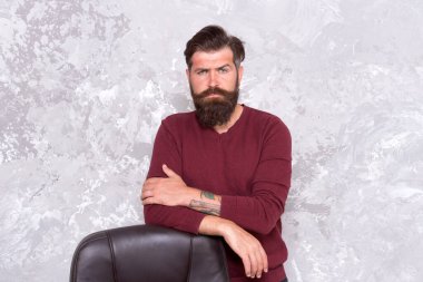 Boş bir pozisyon. İnsan kaynakları bölümü. Boş sandalye. Sakallı patron ofisinde duruyor. Ofis çalışanı. Manzara değişikliği lazım. Yöneticisi geldi. Adam düşünüyor. İş kararı. Sorumluluk ve itibar