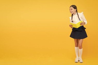 Aşağıdaki kuralları öğrenin. Okula tekrar hoş geldin. Okul dersi. Edebiyat çalışma. İlham verici alıntılar önümüzdeki akademik yıl için çocukları motive. Okul kız resmi üniforma tutun kitap. Bilgiye doğru