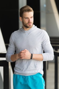 Fitness takibi. Pist mesafesi ve adımları. Antrenman izleme cihazı. Atletik adam akıllı saati kontrol et. Yakışıklı sporcu dijital saat kullanır. Spor aletleri. En iyi skor. İzleme konsepti. Kalp atışlarını kontrol et