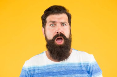 Sakallı, traşsız bir adam. Sakal ve cilt bakımı. Neşe ve mutluluk kavramı. Sakallı, stil sahibi bir adamın portresi. Bıyıklı, vahşi beyaz adam. Sakallı, olgun bir hippi. Erkek güzellik konsepti