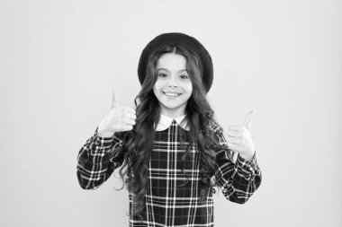 Mükemmel görünüyor. Kareli elbise giymeyi. Uzun kıvırcık saçlı kız. Kuaföre gittikten sonra. Moda. Üniformalı mutlu genç kız. Okula dönüyorum. Küçük kız stili. Paris 'li çocuk Fransız beresi.