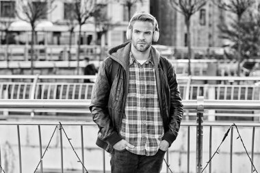 Sırt çantalı kulaklıklı turist hipster. Kendini geliştir. Yakışıklı adam, müzik dünyasından hoşlanıyor. Uzaktan eğitim. Modern eğitim. Gençler için podcast. Çevrimiçi eğitim dersleri. Müziği dinle