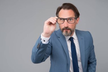 Net gör. Avukat kıyafetini gözlüklerle tamamladı. Yetişkin adamın gözlüğü var. Erkek gözlüğü modası. temsili üniversite profesörü. Olgun öğretmen. CEO işletme koçu. Boşluğu kopyala