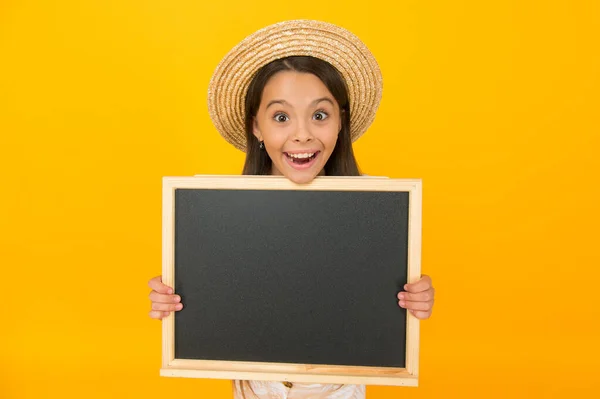 Retour à l'école. Notre école est sortie pour l'été. le temps de voyager. votre meilleure publicité de voyage. espace de copie. vacances d'été amusant. gamin à l'école. surpris enfant tenant sur tableau noir. Enseignement à domicile — Photo