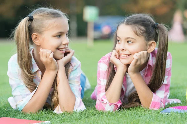 És incrível, tal como eu. Crianças felizes relaxar na grama verde. Aparência de beleza de crianças pequenas. As criancinhas desfrutam da infância feliz. Dia internacional das crianças. Ter amigos é bom para as crianças — Fotografia de Stock