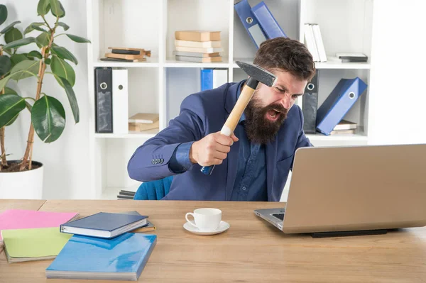 Verhasste Arbeit. Schlechter Computer. Lästige Anzeigen und Pop-up-Banner. Langsame Internetverbindung. Veraltete Software. Computerverzug. Das System hinkt. Büroroutine hassen. Mann mit Bart zerquetscht Computer. Laptop zerstören — Stockfoto