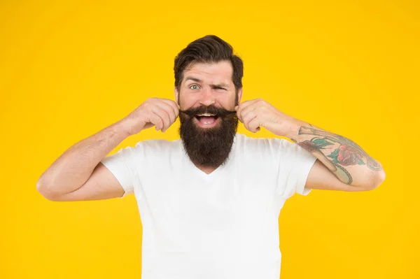 Dans son propre style. soins de coiffeur masculin. obtenir le style dans le salon de coiffure. vie lumineuse vivant. brutal homme barbu sur fond jaune. mode d'été masculine. hipster mature a une moustache parfaite. étonné regardant gars — Photo