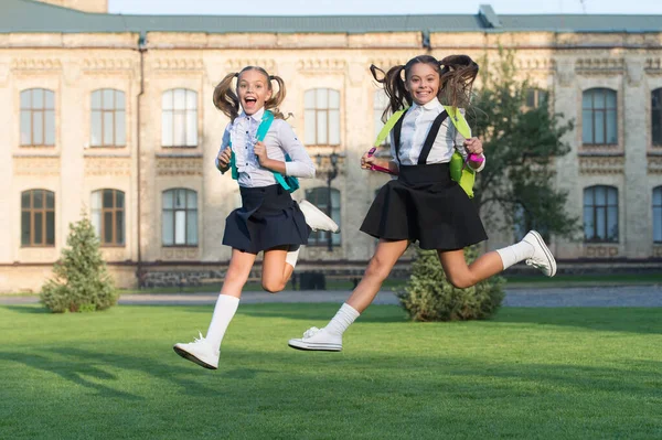 Rimani attivo. Le ragazze attive scappano da scuola. Bambini felici dopo la scuola. Infanzia attiva. Vacanze scolastiche. Vacanze estive. Sviluppo e crescita sani. Attivo ed energico. Spirito di libertà — Foto Stock