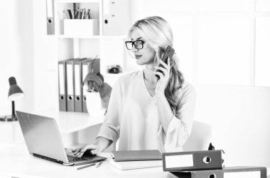 İş bulmak harikadır. Başarılı iş kadını. Ofis hayatı. Öğrenci kızın öğrenme süreci. Patron ve çalışan. Proje için fikirler. Ofiste oturan bir iş kadını. çalışırken not almak