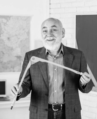 İzin ver açıklayayım. Özelleştirilmiş Öğrenme Deneyimleri. Kara tahtada kıdemli zeki adam öğretmen. Öğretmen eski okul kuşağı. Deneyimli bir konuşmacı. Olgun öğretmen öğretmekten hoşlanır. Kök konular