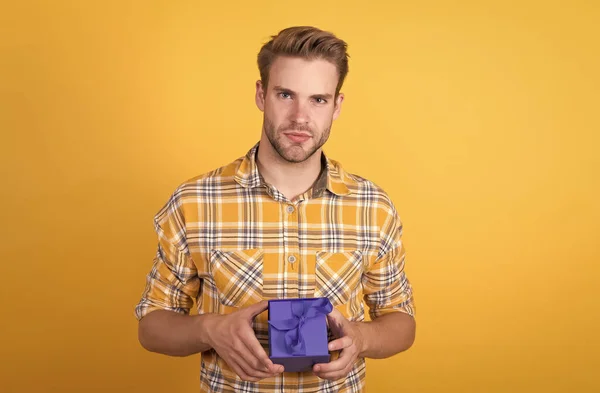 Sexy chico en camisa a cuadros mantenga la caja presente para las vacaciones después de la venta de compras, aniversario — Foto de Stock