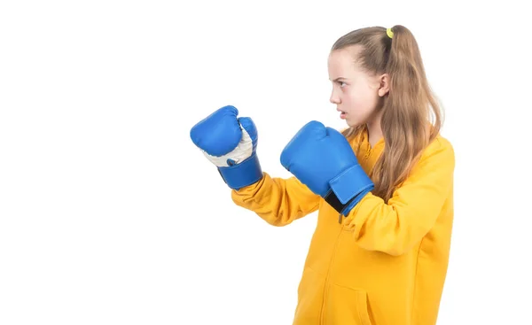 Boxeador infantil serio en guantes de boxeo listo para luchar y perforar aislado en blanco, defensa propia — Foto de Stock