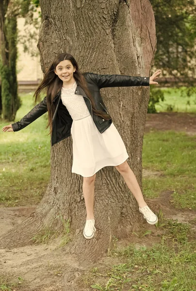 Hippi kız park ağacı kabuğunu gevşetiyor, eğlenceli bir konsepti var. — Stok fotoğraf