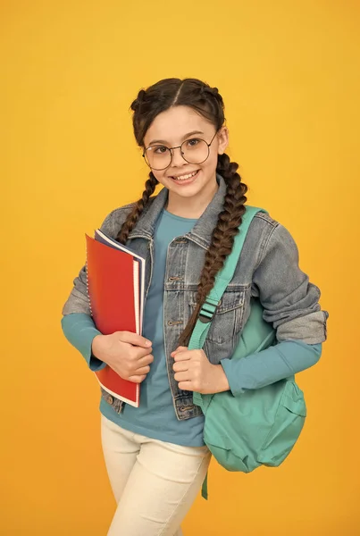 Estudante inteligente bonito menina vai aulas para crianças talentosas, conceito de horário escolar — Fotografia de Stock