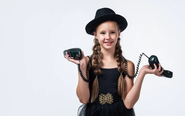Dziecko rozmawia przez telefon. Szczęśliwego dzieciństwa. piękno i moda. — Zdjęcie stockowe