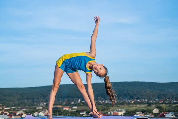 Tillbaka till skolan. fysisk träning. Atletiskt barn har flexibel kropp. träning av gymnast. — Stockfoto