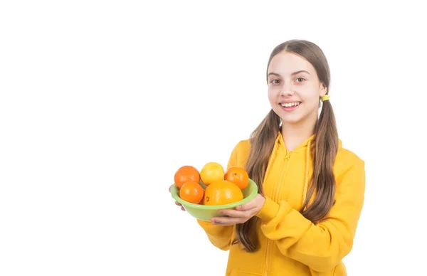 비타민 이 풍부 한 감귤 류 과일을 가진 쾌활 한 어린이, 흰 복 제품 , 비타민 — 스톡 사진
