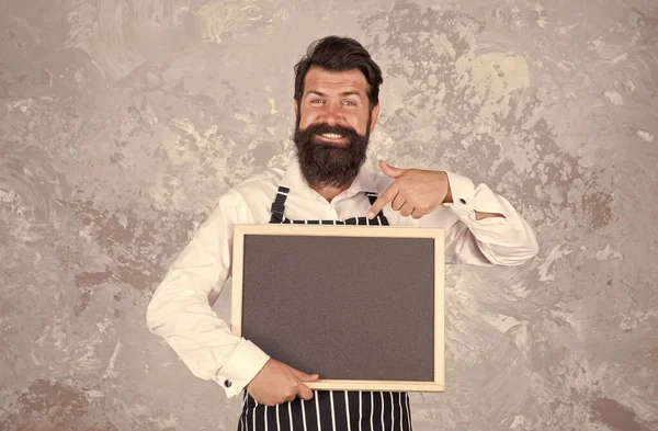 Man snygg hipster café barista med svarta tavlan kopieringsutrymme, välj dessert koncept — Stockfoto